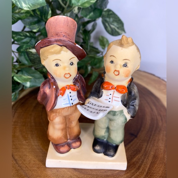 Vintage Christmas Carollers Ceramic Japan Figurine Holiday Decor Collectible MCM - Picture 1 of 10